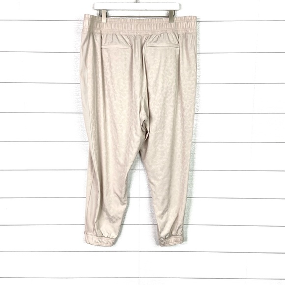 ATHLETA Brooklyn Textured Jogger Leopard Abalone Grey Cream 18 Travel Active - Picture 4 of 4